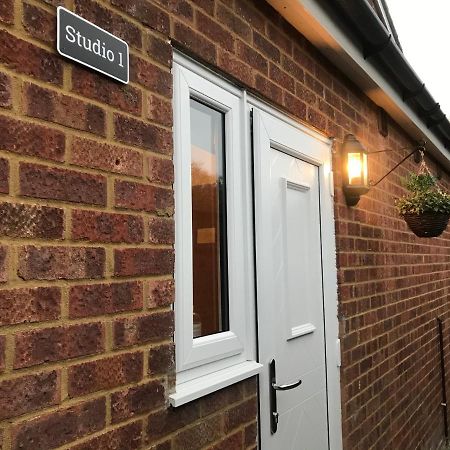 Studio-1-Staines/Heathrow/London-Own Entrance Εξωτερικό φωτογραφία