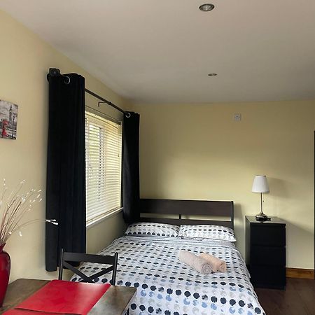 Studio-1-Staines/Heathrow/London-Own Entrance Εξωτερικό φωτογραφία