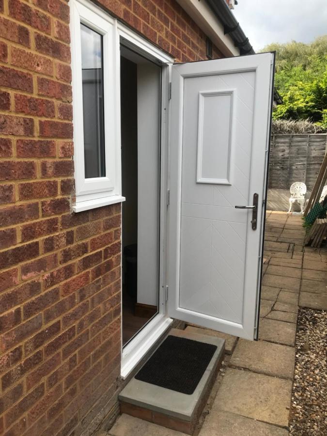 Studio-1-Staines/Heathrow/London-Own Entrance Εξωτερικό φωτογραφία