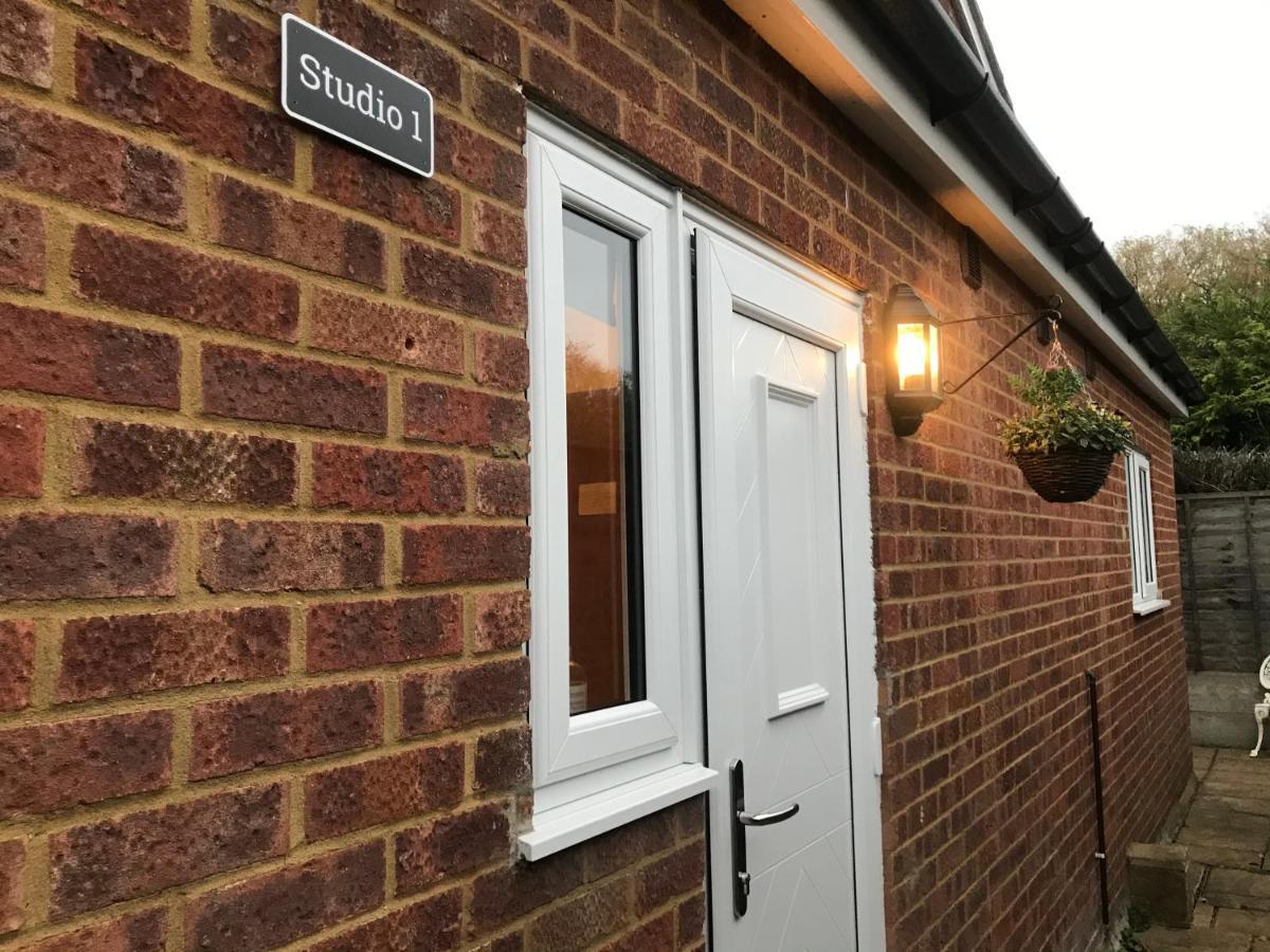 Studio-1-Staines/Heathrow/London-Own Entrance Εξωτερικό φωτογραφία