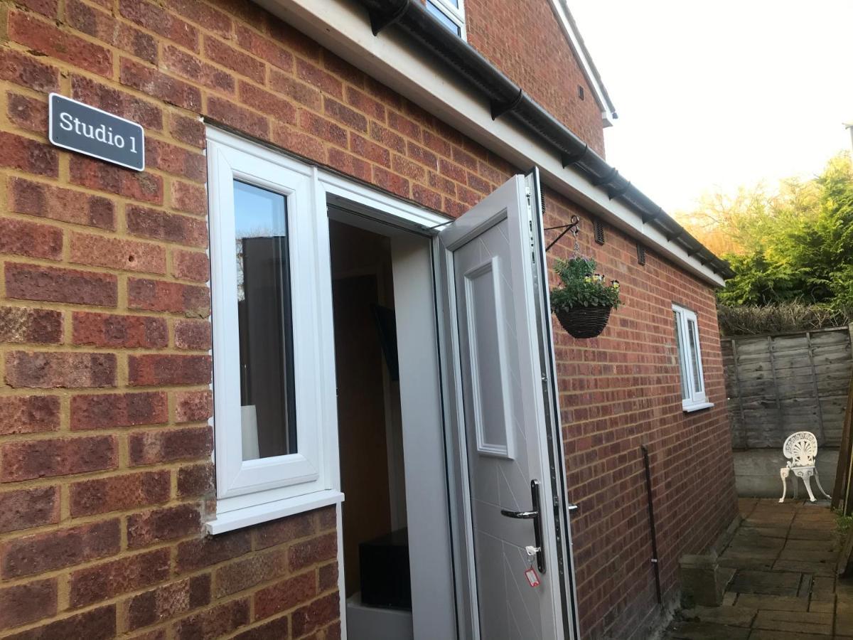 Studio-1-Staines/Heathrow/London-Own Entrance Εξωτερικό φωτογραφία
