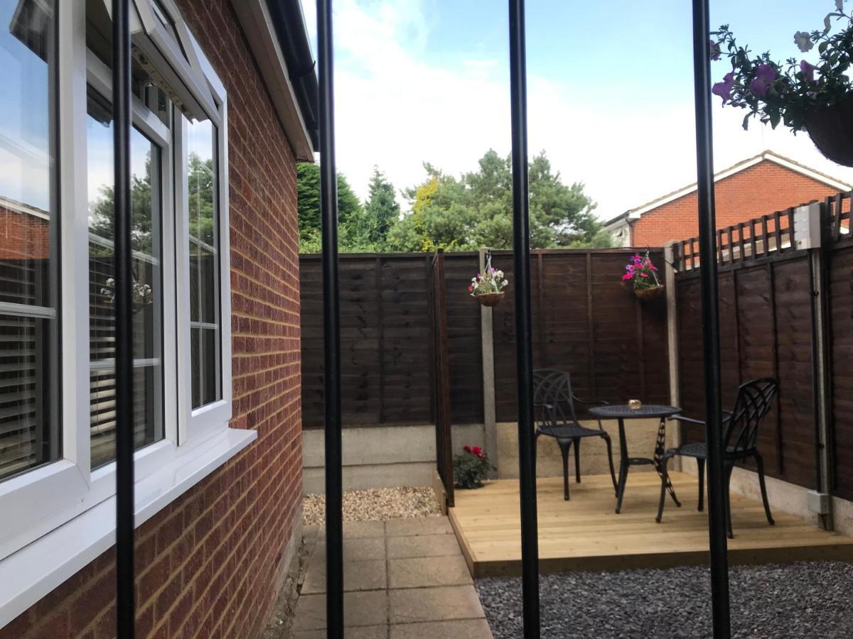 Studio-1-Staines/Heathrow/London-Own Entrance Εξωτερικό φωτογραφία